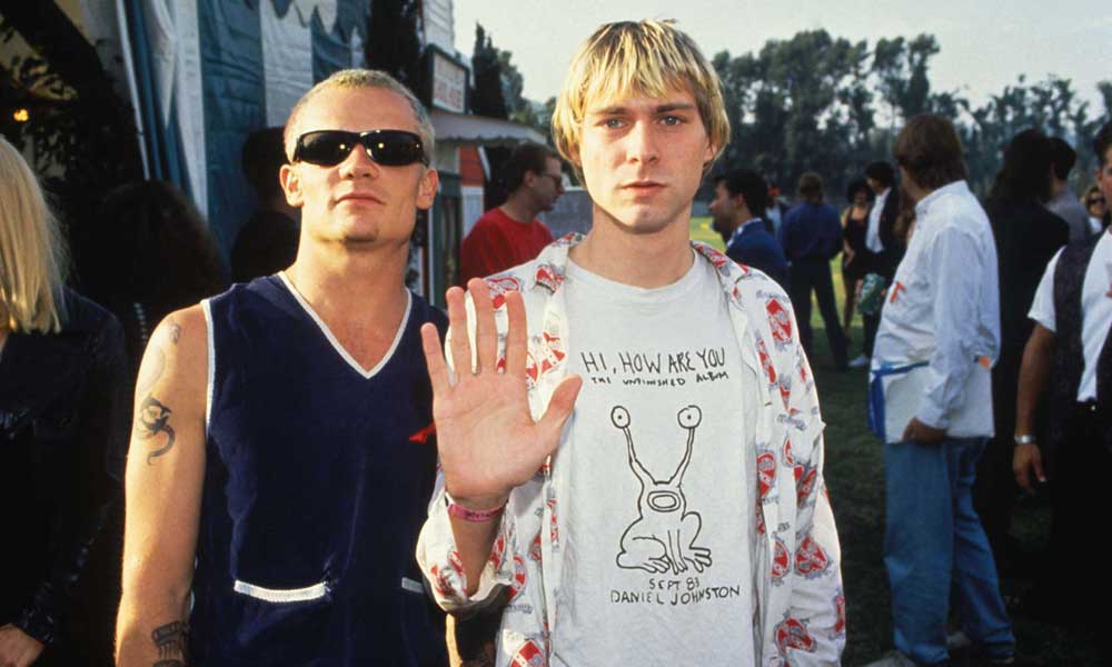 Flea de Red Hot Chili Peppers y Kurt Cobain de Nirvana (vistiendo la famosa franela con la ilustración de Daniel Johnston