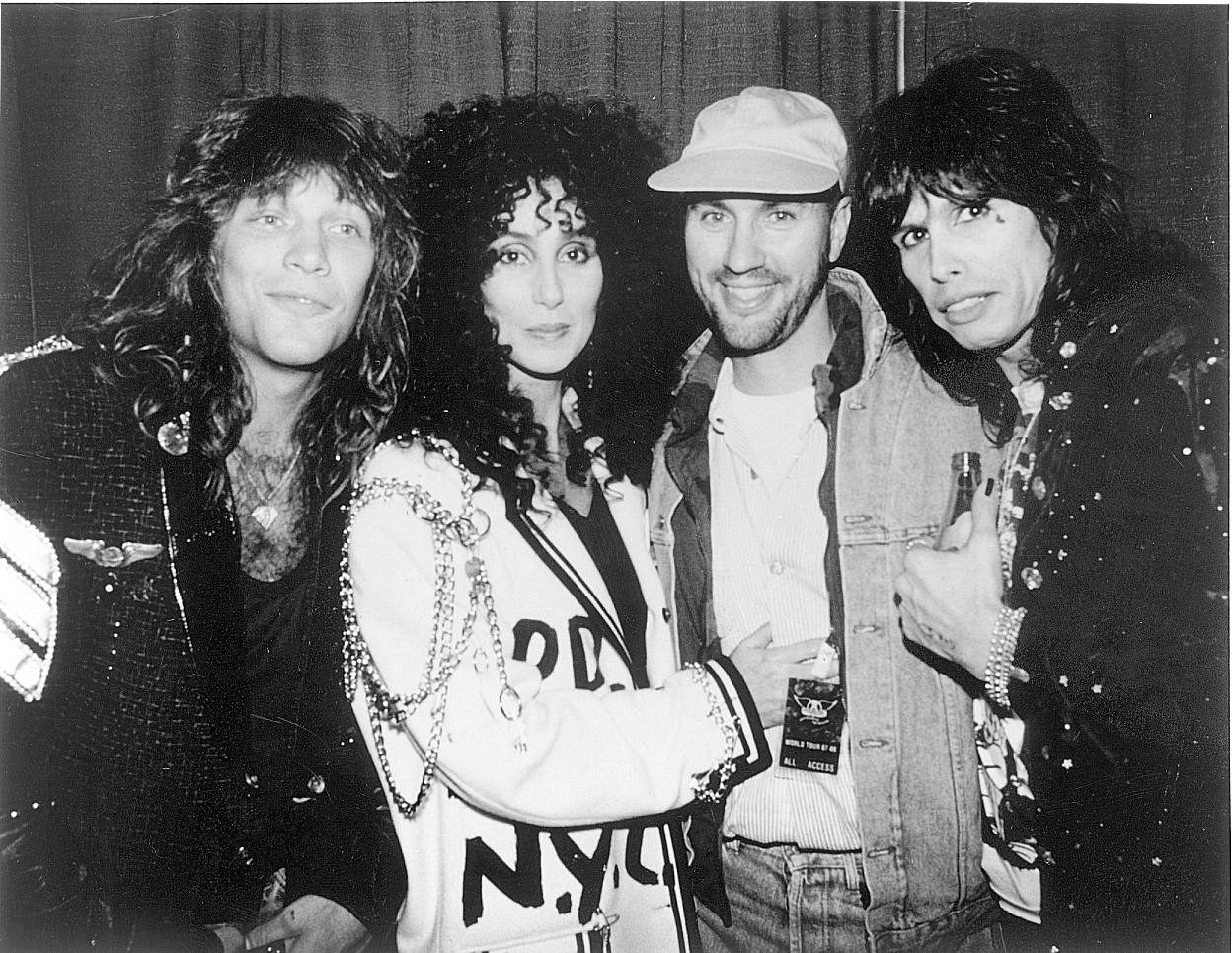 Jon Bon Jovi, Cher, Desmond Child y Steven Tyler en un concierto de la gira Permanent Vacation de Aerosmith en 1987.