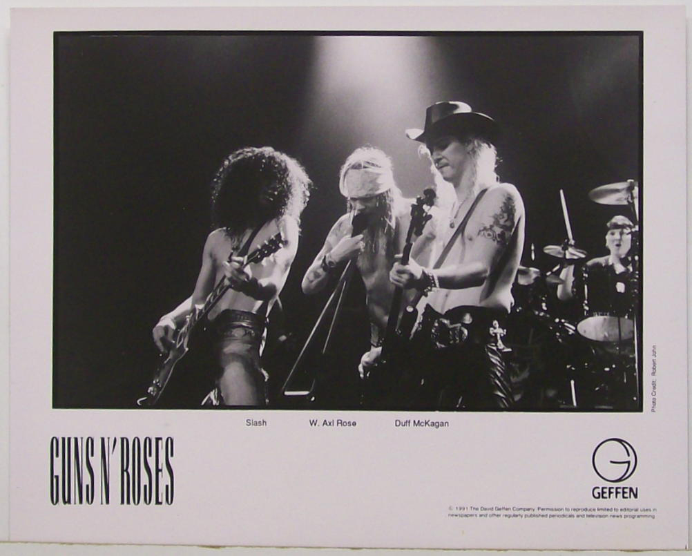 Guns N' Roses en foto promocional por Robert John.