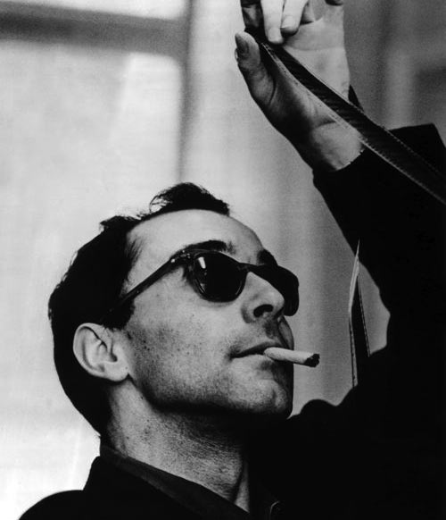 Jean Luc Godard pregúntandose porque los negativos están tan oscuros