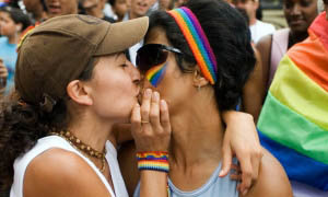 Pareja de lesbianas se besa en un desfile en Caracas.