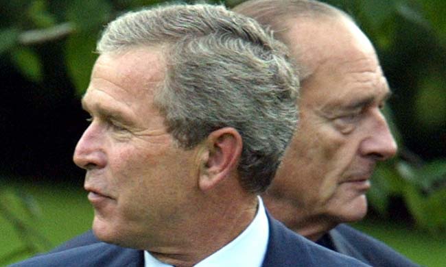 El presidente George Bush (I) y el presidente de Francia Jacques Chirac (D) miran en direcciones opuestas mientras los líderes mundiales que asisten a la cumbre del G8 se preparan para una foto en Evian el 1 de junio del 2003.