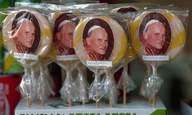 Chupetas con foto del Papa Juan Pablo II a la venta en Ciudad del Vaticano.