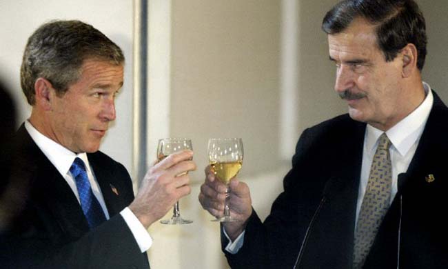 George W. Bush y el presidente mexicano Vicente Fox brindan durante una cena en el Museo de Arte Contemporáneo in Monterrey, México, el 22 de marzo del 2002.