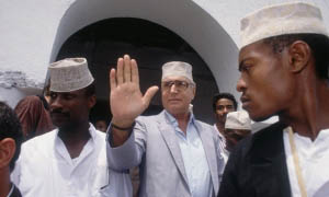 El mercenario francés Bob Denard sale de una mezquita en Moroni, islas Comoros, el 5 de diciembre de 1989 rodeado de guardaespaldas de la GP (garde presidentielle, guardia presidencial), un grupo armado que fundó para dar un golpe de estado en 1976.  En 1978 dio otro golpe para tumbar a quien lo contrato inicialmente.