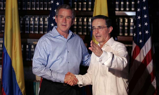 El presidente de los EE.UU. George W. Bush con el presidente de Colombia Álvaro Uribe el 22 de noviembre del 2004 en Cartagena, Colombia.