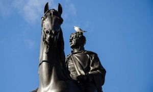 El Rey Jorge IV recibe su merecido. Trafalgar Square, Londres.