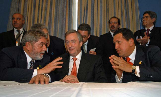 Luis Igancio Lula Da Silva (I), Néstor Kirchner (C) y Hugo Chávez (D) en la reunión de Mercosur en Montevideo, Uruguay, el 9 de diciembre del 2005