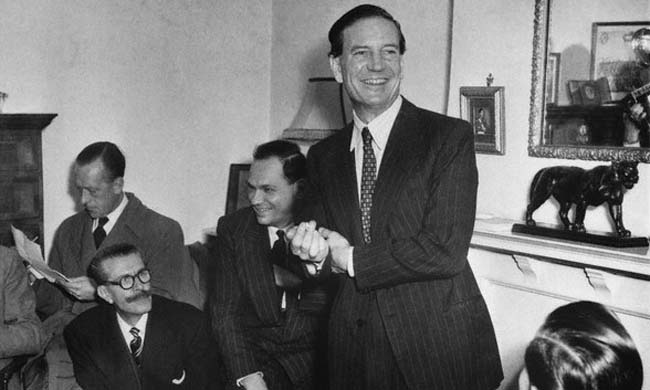 El agente de inteligencia británico Kim Philby bromea con periodistas en la casa de su madre en Londres durante una rueda de prensa en la que fue exonerado oficialmente de ayudar a los también agentes y espías soviéticos Guy Burgess y Donald Maclean. Burgess y Maclean escaparon a la Unión Soviética en 1951 acusados de ser agentes dobles.