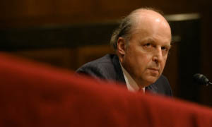El embajador de EE.UU. en la ONU John Negroponte durante  la audiencia de confirmacion como primer embajador en Irak tras la caída de Saddam Hussein el 27 de abril del 2004.