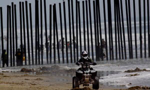 Aquí no se pasa ni nadando. Agente federal vigila frontera entre México y EE.UU. en San Ysidro, California.