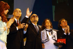 Ernesto Sabato y Jose Saramago durante el acto en honor al primero durante el Congreso de la Lengua Española el 20 de Noviembre de 2004.