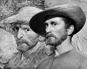 Separados al nacer: Kirk Douglas posa al lado de un autorretrato de Vincent Van Gogh pintado en 1886-1887, en Los Ángeles, California el 18 de julio de 1955. Douglas hizo el papel de Van Gogh en la película dirigida por Vicente Minnelli