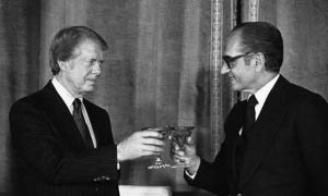 Carter y el Shah de Irán brindando por la &quot;democracia&quot;. Teherán, 31 de diciembre de 1978. © Bettmann