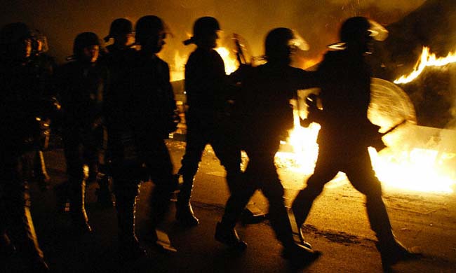 Policía antimotines avanza durante los enfrentamientos con jóvenes franceses en el suburbio parisino de Aulnay sur Bois, en la séptima noche de protestas el 3 de noviembre 2005.