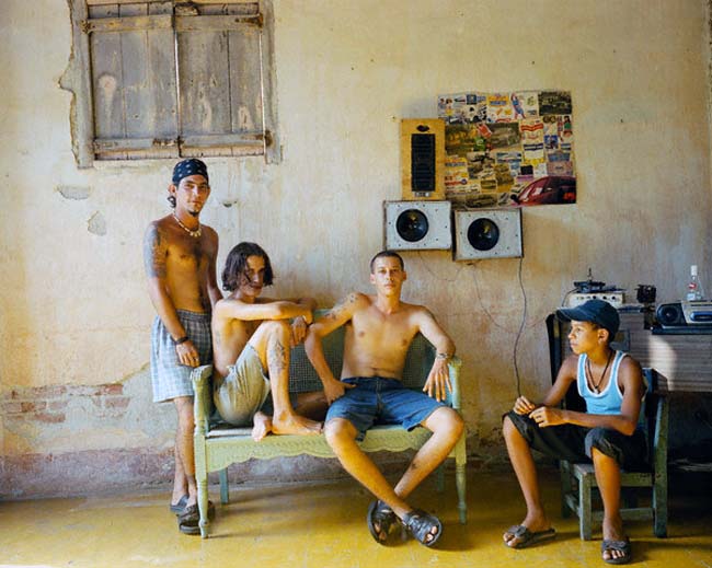 Adolescentes cubanos en casa.