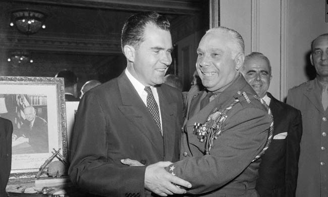 Rafael Trujillo saluda al vicepresidente de los EE.UU. Richard Nixon durante una visita a República Dominicana el 1 de marzo de 1955.