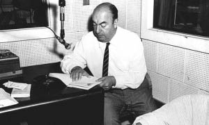 Pablo Neruda leyendo poesía durante una entrevista radial. ca. 1950-1960