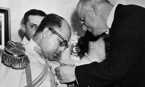El embajador de los EE.UU. en Venezuela Fletcher Warren entrega la Legión al Merito a M. P. Jiménez. Nov. 13, 1954.