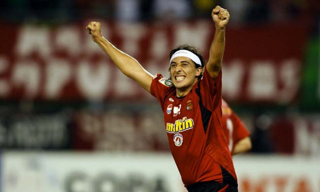 Dario Figueroa celebra un gol durante la Copa Libertadores el 14 de abril del 2009.