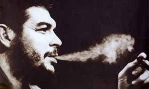 Guevara fumando un habano.