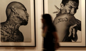 Exhibición sobre pandillas y la cultura de la violencia por la fotógrafa Isabel Muñoz el 18 de agosto del 2005 en el Centro Cultural de las Américas en Madrid. Las fotos son de presos salvadoreños que pertenecen a pandillas, llamadas Maras en El Salvador, quienes tatúan sus cuerpos para narrar experiencias personales.