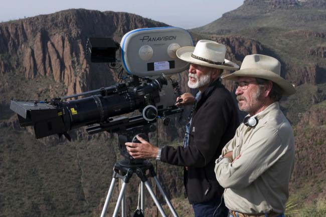 Tommy Lee Jones y el cinematógrafo Chris Menges.