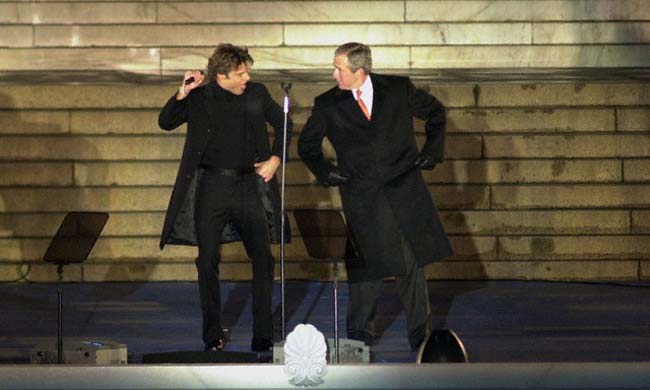 Ricky Martin baila con George Walker Bush en su ceremonia de investidura.