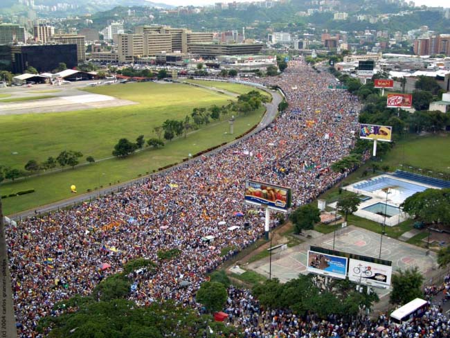 Marcha en Caracas a favor del referéndum para remover a Hugo Chávez de la presidencia.