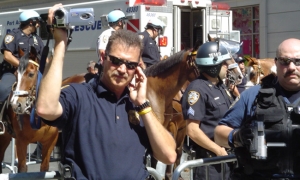 Policías de Nueva York grabando a los manifestante durante una protesta contra la guerra en el 2004.