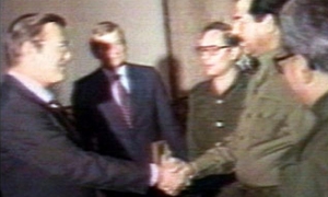 El Presidente de Irak, Saddam Hussein, recibe al entonces enviado especial del Presidente Ronald Reagan, Donald Rumsfeld, en Bagdad el 20 de diciembre de 1983.