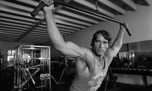 Arnold Schwarzenegger en el gimnasio el 22 de junio de 1981.