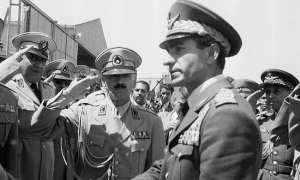 8/23/1953-Teherán, Irán- El Shah Reza Pahlevi es saludado por una guardia de honor a su llegada al aeropuerto en Teherán.  El Shah voló en su avión privado desde Bagdad después de una semana de exilio debido al fallido golpe de Mohamed Mossadegh.