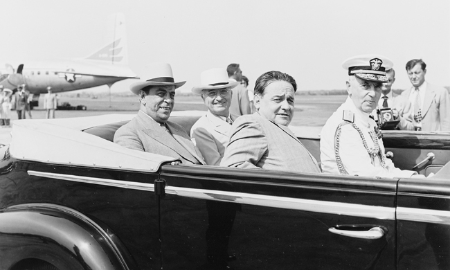 El presidente Truman recibe a Gallegos en el aeropuerto al comienzo de una visita oficial el 1 de julio de 1948.