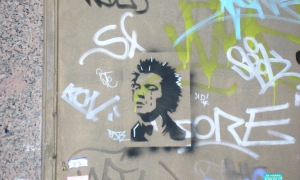 Grafiti de Sid Vicious en una calle de Madrid.