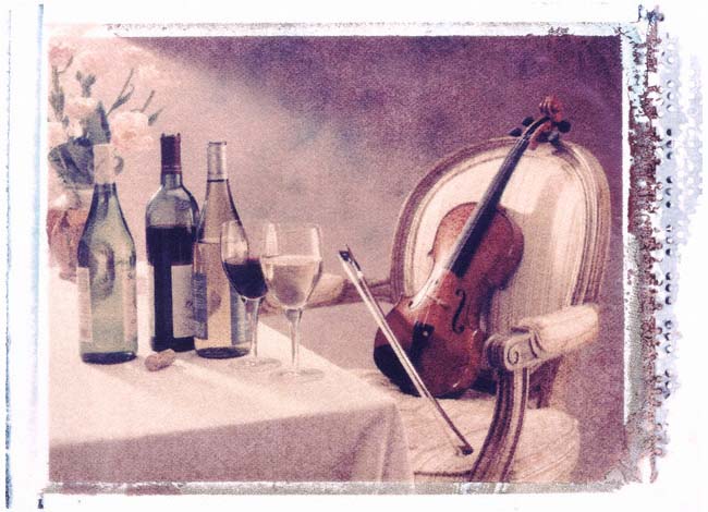Violin in Chair Next to Wine Bottles (detalle), Don Mason.