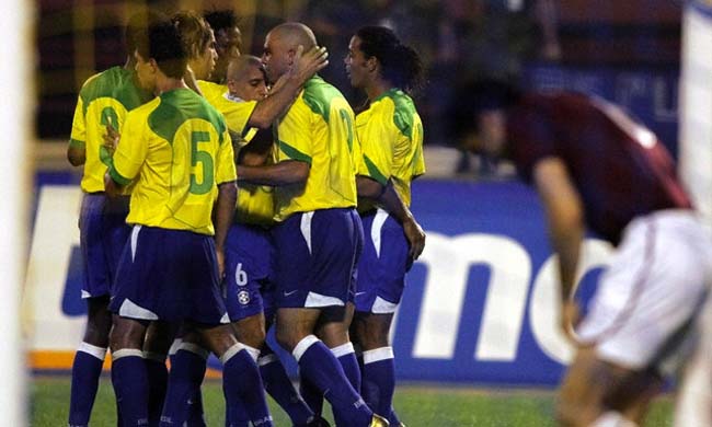 Jugadores de Brasil felicitan a Ronaldo tras marcar un gol contra Venezuela en el Estadio Pachencho Romero de Maracaibo en las eliminatorias de la Copa Mundial Alemania 2006 el 9 de octubre del 2004.