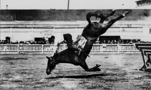 Caballo cae tras dar un salto, ca. 1927.
