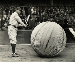 Pelota oficial de los Red Sox el próximo año (a ver si le pegan). Mentira. En realidad es Babe Ruth con la pelota de béisbol más grande del mundo.