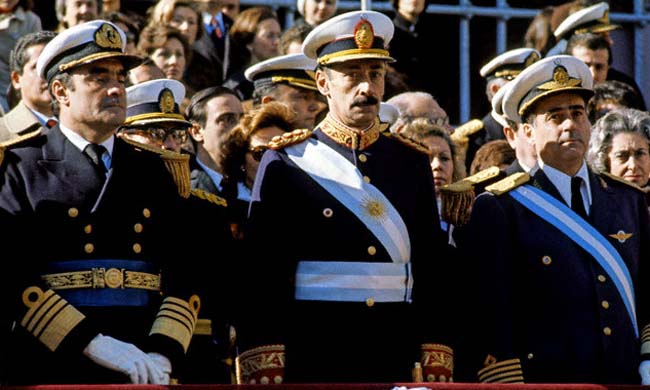 Jorge Rafael Videla, Emilio Eduardo Massera (I) y Orlando Ramón Agosti (D) en el desfile del día de la independencia el 1 de enero de 1978.