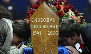 Admiradores besan el ataud de Milosevic en el Museo de la Revolucion en Belgrado el 16 de marzo del 2006.