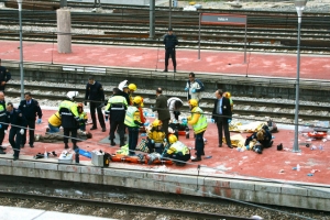 Grupos de rescate ayudan a los sobrevivientes del ataque en Madrid el 11 de marzo del 2004.