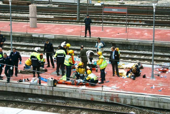 Grupos de rescate ayudan a los sobrevivientes del ataque en Madrid el 11 de marzo del 2004.