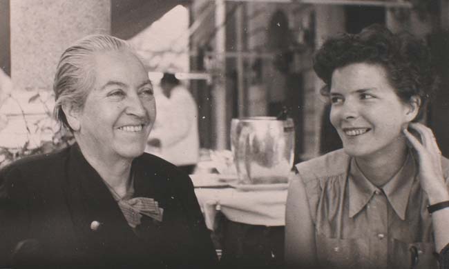 Gabriela Mistral y la norteamericana Doris Dana en Italia en 1953. Algunos biógrafos consideran a Dana la pareja sentimental de Mistral.