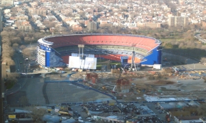 Vista aérea del antiguo estadio de los Mets de Nueva York. A su lado se construye el nuevo estadio.