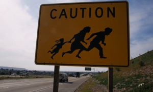 Letreto advierte sobre el cruce el inmigrantes ilegales en la frontera Tijuana-San Diego.