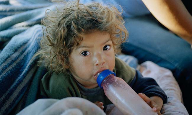 Niño en Tucumán afectado por la crisis económica Argentina el 30 de noviembre del 2002.