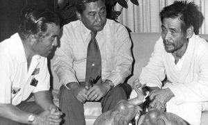 Shoichi Yokoi conversa con el Gobernador de Guam Carlos Camacho tras su captura en 1972.