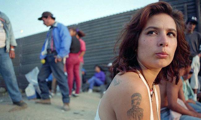Una mujer descansa antes de cruzar la frontera México-EE.UU.