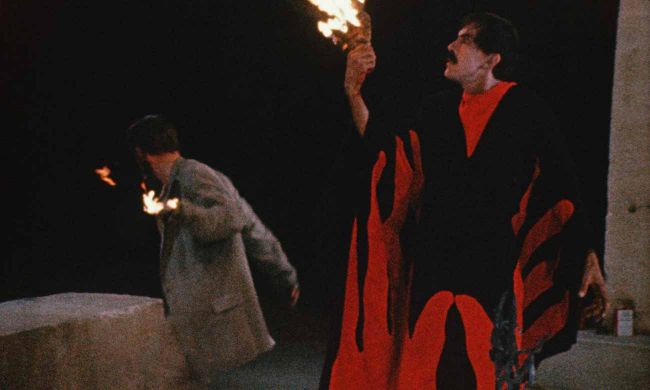 El "Maestro" castiga a Torgo arrancándole la mano con fuego. Los errores en la película son bastante comunes. En esta escena se puede ver la lata de bencina utilizada para iniciar las llamas en la esquina inferior derecha.